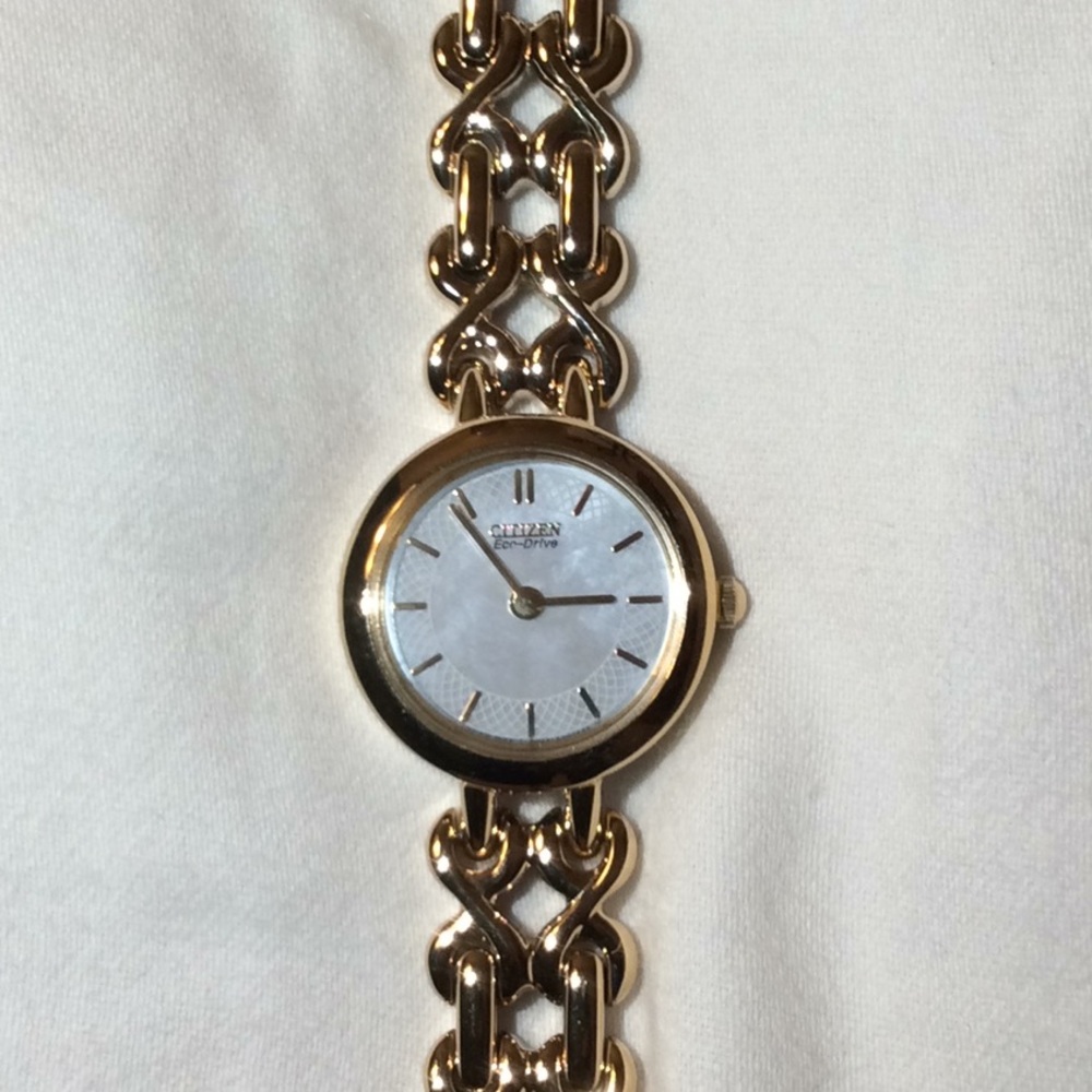 Mother of Pearl Gold tone Fancy Braclet